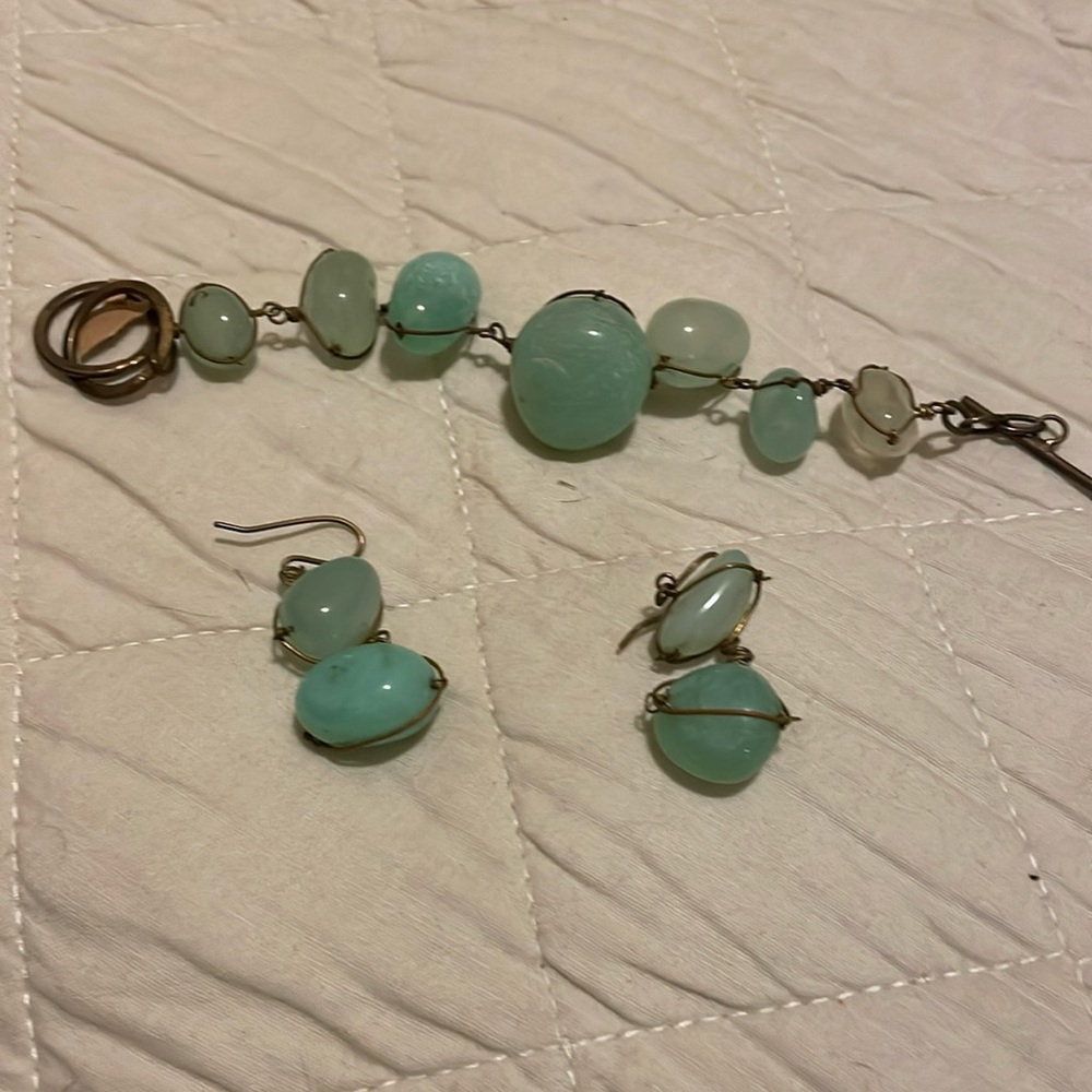 Bracelet and earrings stone